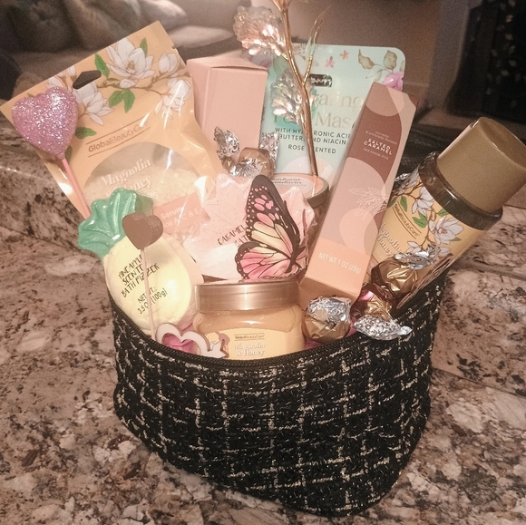 Luxury Custom Pamper Me Spa Women's Gift Basket - Picture 1 of 12